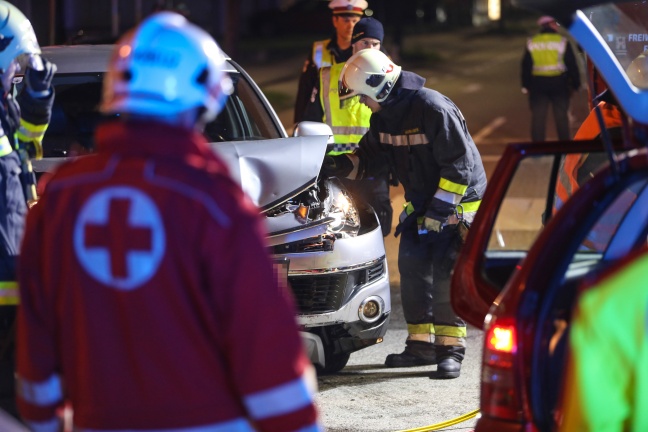 Lenkerin nach Verkehrsunfall in Wels-Lichtenegg von Feuerwehr aus Auto befreit