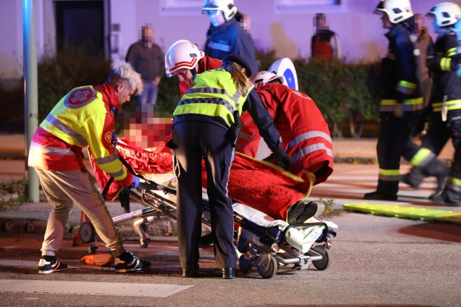 Lenkerin nach Verkehrsunfall in Wels-Lichtenegg von Feuerwehr aus Auto befreit