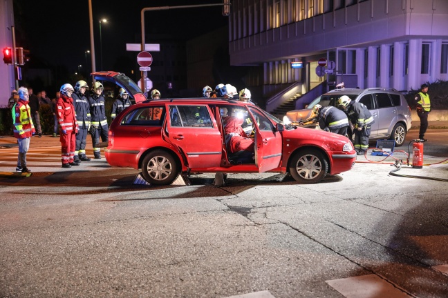 Lenkerin nach Verkehrsunfall in Wels-Lichtenegg von Feuerwehr aus Auto befreit