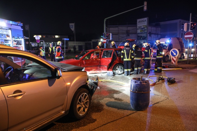 Lenkerin nach Verkehrsunfall in Wels-Lichtenegg von Feuerwehr aus Auto befreit