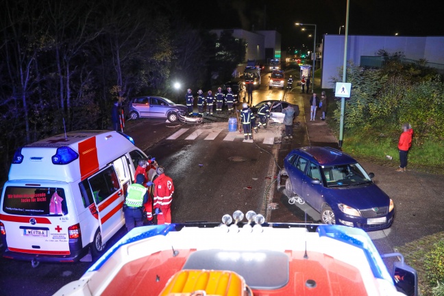 Drei Verletzte bei Verkehrsunfall mit drei Fahrzeugen in Wels-Vogelweide