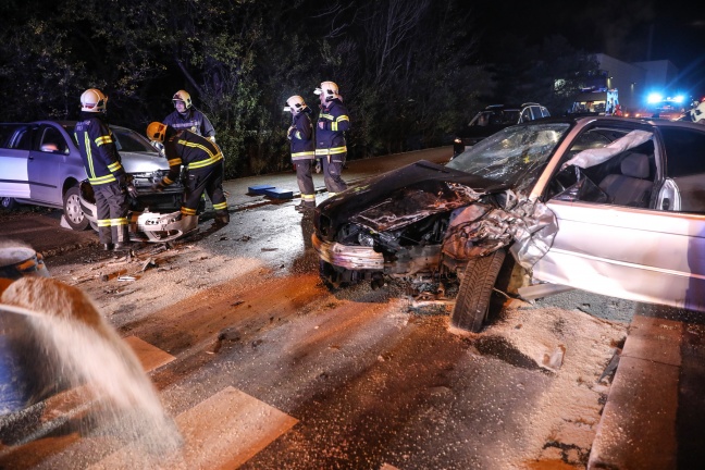 Drei Verletzte bei Verkehrsunfall mit drei Fahrzeugen in Wels-Vogelweide