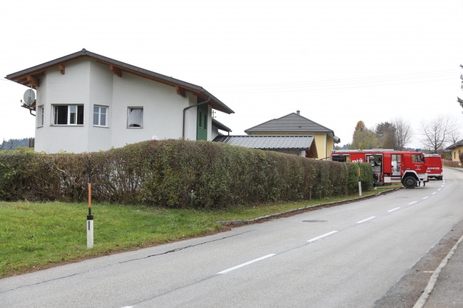 Feuerwehren nach Brand in einem Wohnhaus in Ottnang am Hausruck im Einsatz