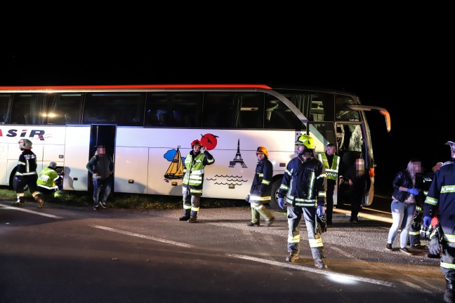 Ein Todesopfer und zwei Schwerverletzte bei Verkehrsunfall mit Reisebus in Schlierbach