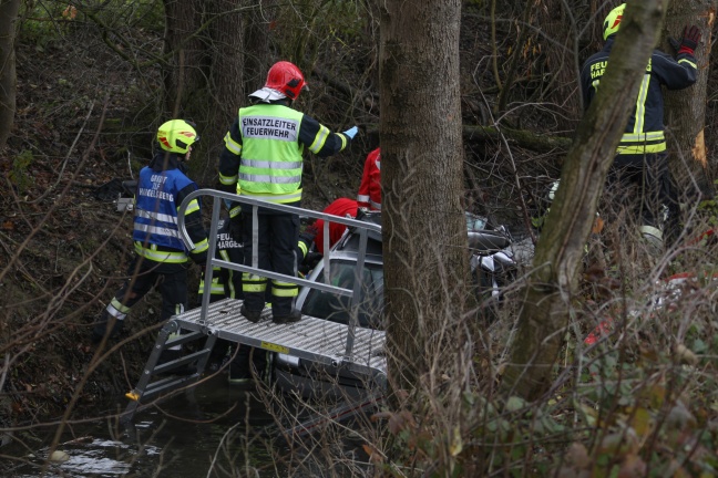 Autolenker nach Verkehrsunfall bei Hargelsberg im Bachbett in Unfallwrack eingeklemmt