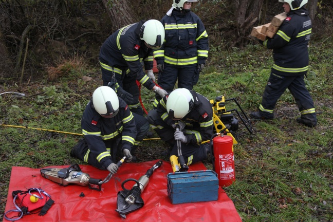 Autolenker nach Verkehrsunfall bei Hargelsberg im Bachbett in Unfallwrack eingeklemmt