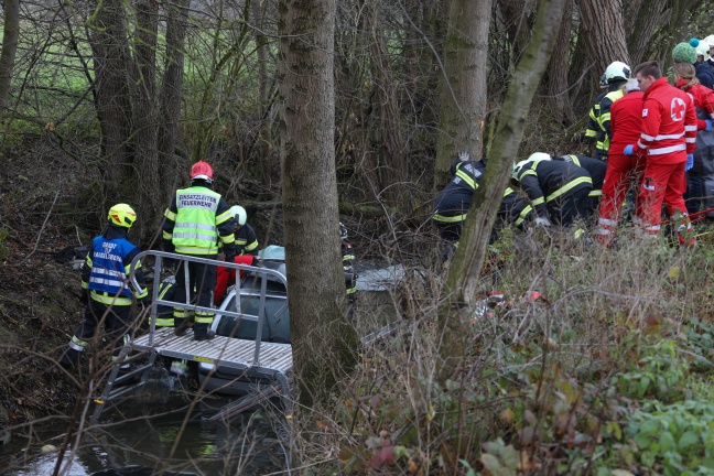 Autolenker nach Verkehrsunfall bei Hargelsberg im Bachbett in Unfallwrack eingeklemmt