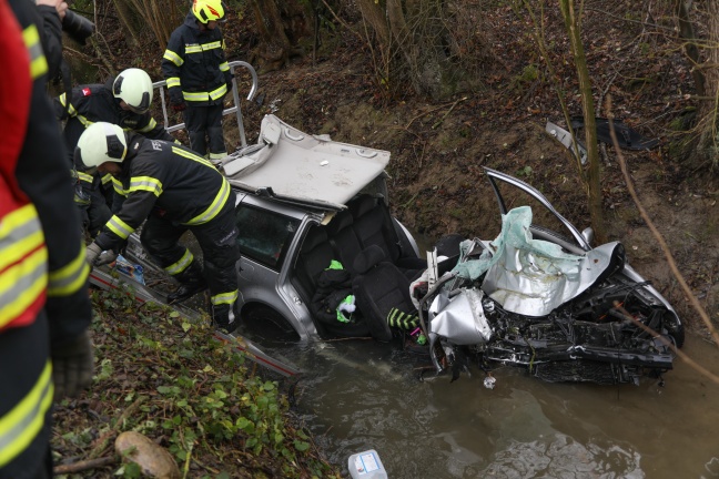 Autolenker nach Verkehrsunfall bei Hargelsberg im Bachbett in Unfallwrack eingeklemmt