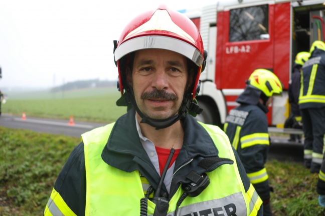 Autolenker nach Verkehrsunfall bei Hargelsberg im Bachbett in Unfallwrack eingeklemmt