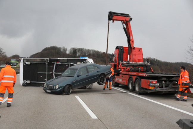 Lenker nach Unfall mit Wohnwagengespann auf Westautobahn bei St. Florian geflüchtet