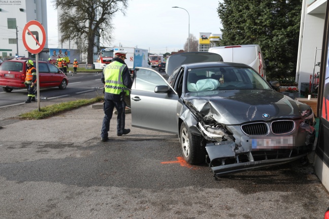 PKW-Lenkerin bei Verkehrsunfall in Alkoven schwer verletzt