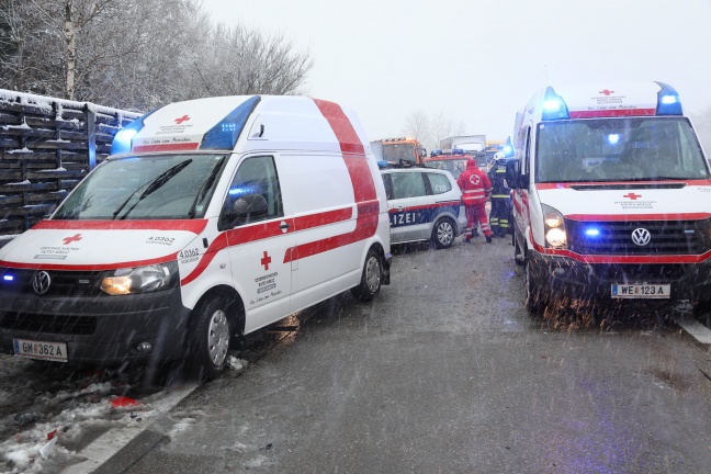 Schwerer Verkehrsunfall auf der Westautobahn bei Sattledt nach erstem Schneefall