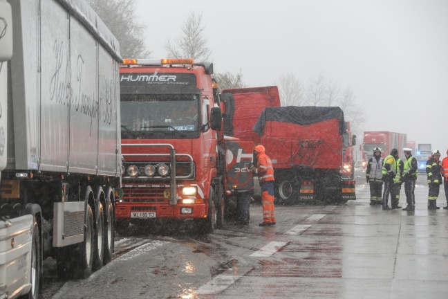 Schwerer Verkehrsunfall auf der Westautobahn bei Sattledt nach erstem Schneefall
