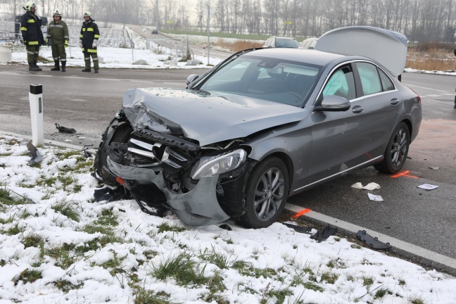 Zwei Verletzte bei schwerem Kreuzungscrash in Gaspoltshofen