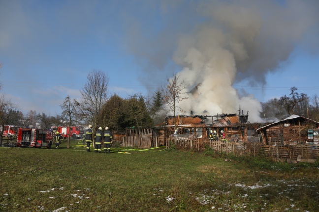 Zwölf Feuerwehren bei Brand eines Wohnhauses in Wallern an der Trattnach im Einsatz