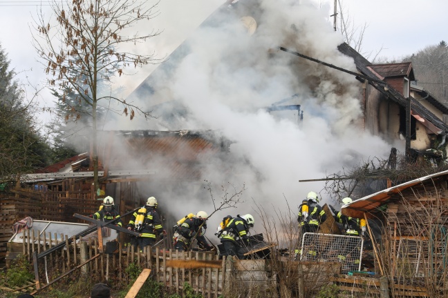 Zwölf Feuerwehren bei Brand eines Wohnhauses in Wallern an der Trattnach im Einsatz