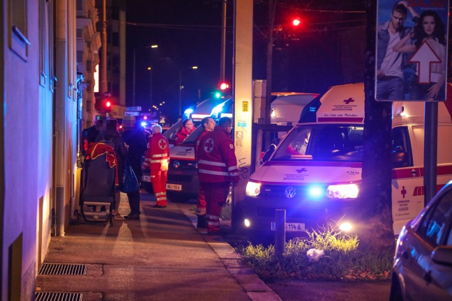 Brennender Kinderwagen löst Großeinsatz des Rettungsdienstes in Wels-Innenstadt aus
