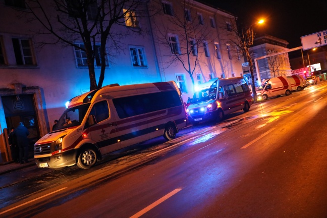 Brennender Kinderwagen löst Großeinsatz des Rettungsdienstes in Wels-Innenstadt aus