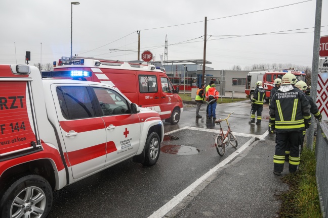 Auto kollidiert auf Bahnübergang in Hinzenbach mit Regionalzug