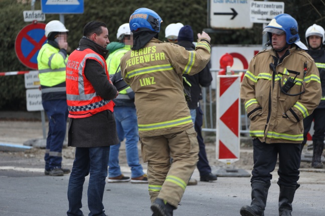 Schwerlastkran in Linz-Urfahr umgestürzt