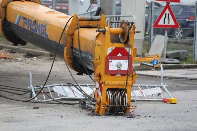 Schwerlastkran in Linz-Urfahr umgestürzt