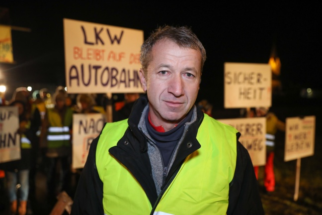 Demonstration und Straßenblockade gegen Schwerverkehr in Weißkirchen an der Traun