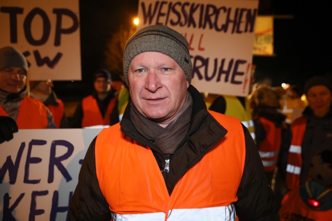 Demonstration und Straßenblockade gegen Schwerverkehr in Weißkirchen an der Traun