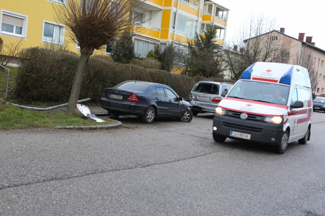 Autolenkerin kracht bei Unfall in St. Florian gegen geparkten PKW