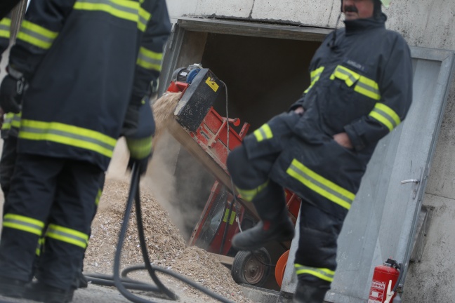 Silobrand in Steinhaus beschäftigt Einsatzkräfte der Feuerwehr