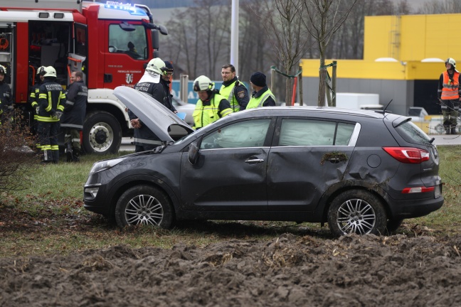 Auto nach Fahrt quer über Kreisverkehr in St. Georgen bei Grieskirchen überschlagen