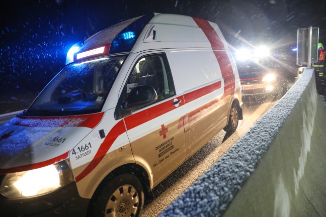 Autolenker bei Verkehrsunfall auf der Westautobahn in Eberstalzell leicht verletzt
