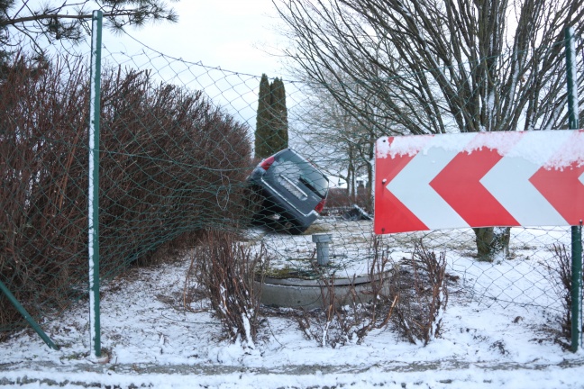 Verlassenes Unfallfahrzeug auf Parkplatz einer Firma in Steinhaus entdeckt