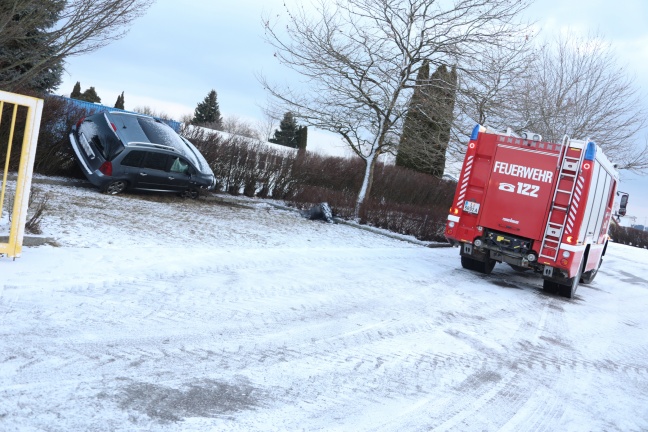 Verlassenes Unfallfahrzeug auf Parkplatz einer Firma in Steinhaus entdeckt