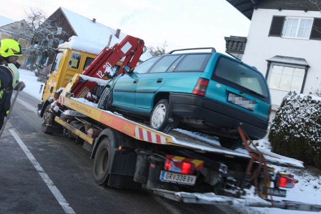 Auto krachte bei Verkehrsunfall in Pram gegen Betonsäule