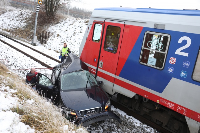 Auto auf Bahnübergang in Sattledt mit Regionalzug kollidiert