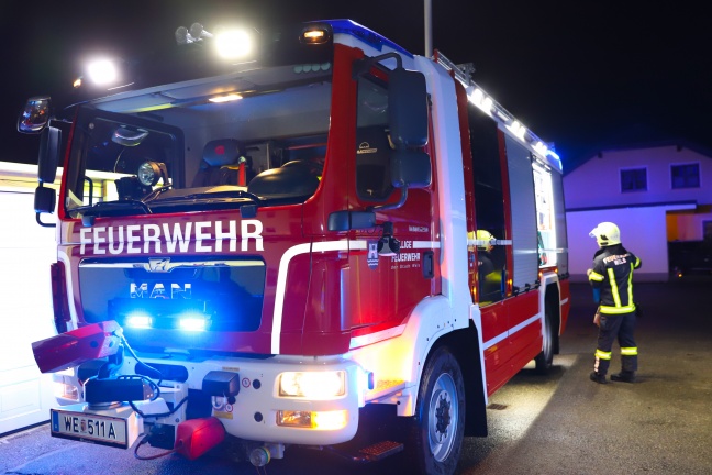 Abendessen bei Kerzenschein nach Brand im Sicherungskasten eines griechischen Restaurants in Wels-Lichtenegg