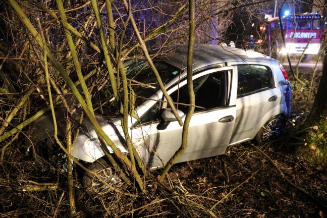 Autolenker nach Verkehrsunfall in einem Waldstck in Holzhausen zwischen Bumen eingeschlossen