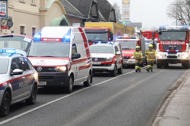 Schwerer Verkehrsunfall mit vier Fahrzeugen auf der Voralpenstraße in Bad Hall