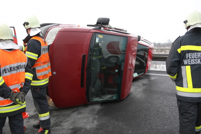 Autotransporter auf der Welser Autobahn bei Pucking umgestürzt