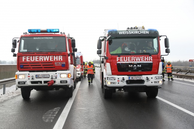 Autotransporter auf der Welser Autobahn bei Pucking umgestürzt