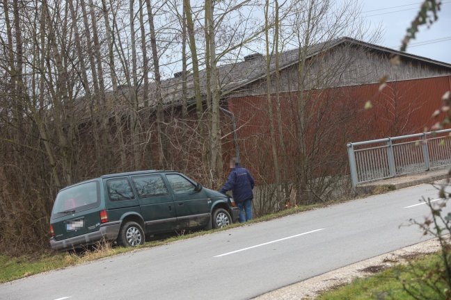 PKW-Lenker landete bei Gunskirchen mit Auto in Bach