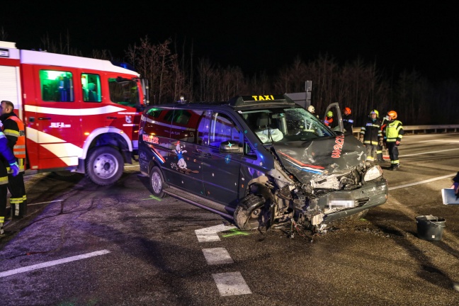 Schwerer Verkehrsunfall zwischen zwei Kleinbussen fordert zehn Verletzte