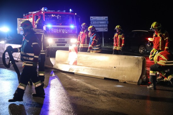 Kollision mit Betonleitelementen in Pasching endet mit drei schwer beschdigten Autos