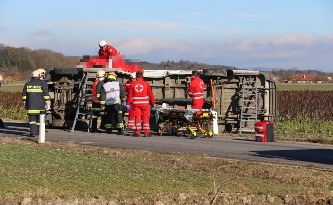 Kollsion zwischen Kleintransporter und PKW in Gunskirchen fordert zwei Verletzte