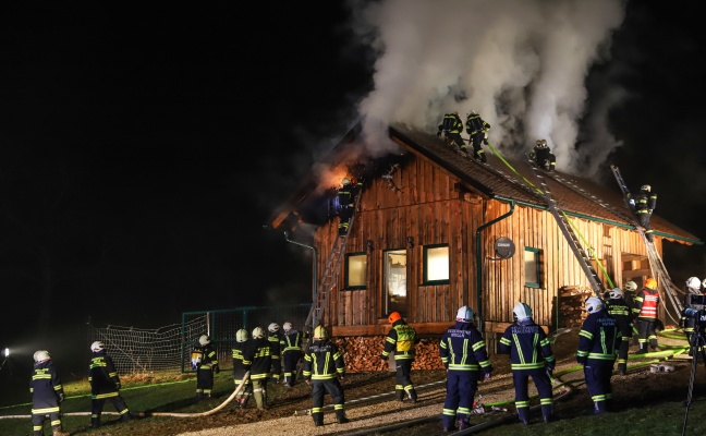 Brand einer Jagdhütte in Molln sorgt für Großeinsatz