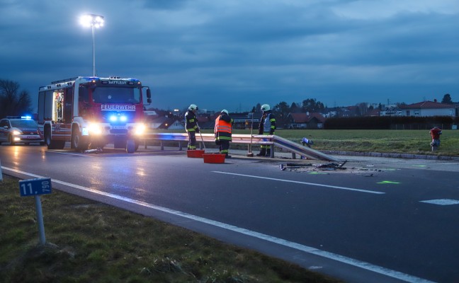 Aufrumarbeiten nach Verkehrsunfall auf der Pyhrnpass Strae in Sattledt