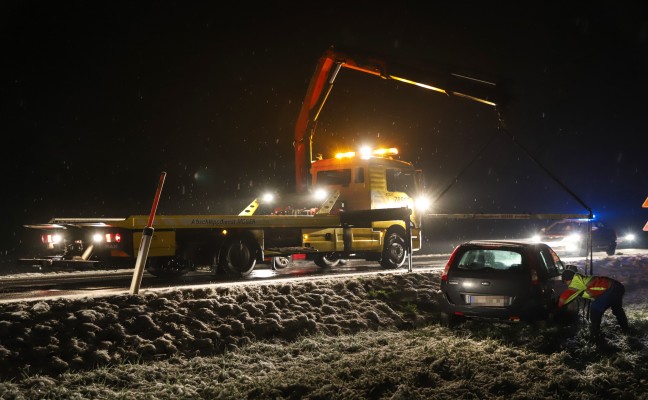 PKW landet bei Verkehrsunfall auf der Kremstalstrae in Neuhofen an der Krems im Feld