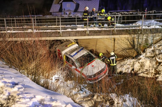 Notarztfahrzeug bei Einsatzfahrt in Altmünster in Bach gestürzt