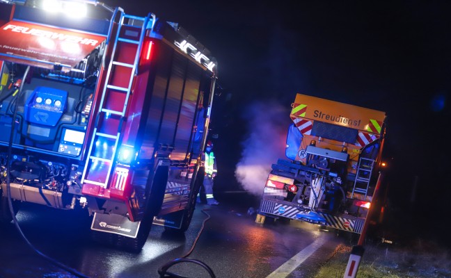 Stark überhitzte Bremse eines Streufahrzeuges auf Westautobahn bei Sattledt von Feuerwehr gekühlt