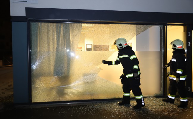 Glasfront eines Gebudes ging bei Verkehrsunfall in Wels zu Bruch